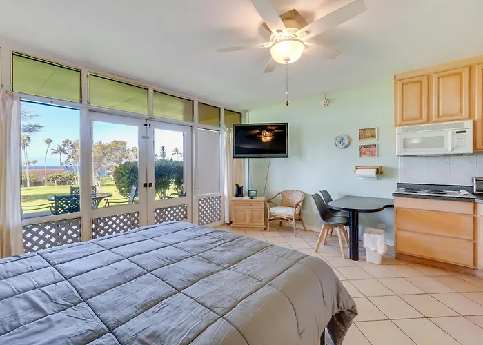 Walk To Beach: Ocean-View Maunaloa Studio